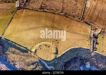 Vue aérienne du Ballysaggart Ringfort à St Johns point dans le comté de Donegal - Irlande Banque D'Images