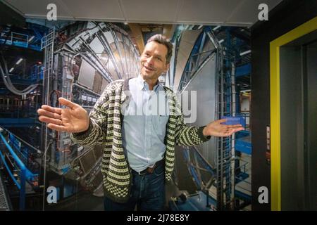 Le bibliothécaire en chef du CERN, norwegian Jens Vigen, explique la chronologie fascinante qui a amené le centre de recherche à ce jour. Les scientifiques et les ingénieurs du CERN se préparent pour le prochain grand chapitre de l'histoire du plus grand laboratoire de recherche au monde. Des plans sont en cours pour construire un autre collisionneur de particules qui est quatre fois plus grand que le Grand collisionneur de hadrons existant. Banque D'Images