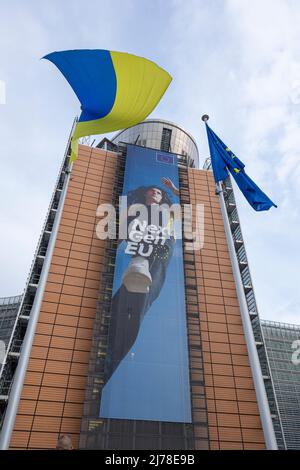 BRUXELLES, Belgique - 7 mai 2022 : drapeaux ukrainiens et européens devant le siège de la Commission européenne Banque D'Images