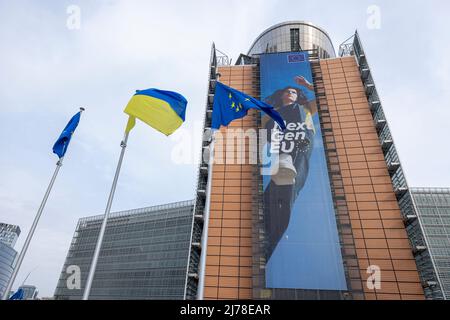 BRUXELLES, Belgique - 7 mai 2022 : drapeaux ukrainiens et européens devant le siège de la Commission européenne Banque D'Images