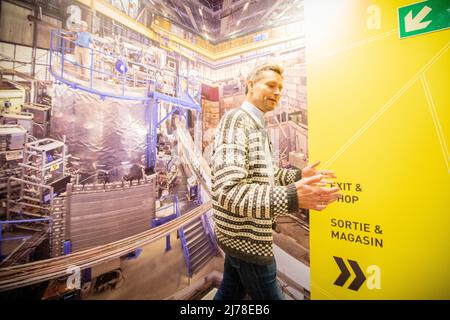 Le bibliothécaire en chef du CERN, norwegian Jens Vigen, explique la chronologie fascinante qui a amené le centre de recherche à ce jour. Les scientifiques et les ingénieurs du CERN se préparent pour le prochain grand chapitre de l'histoire du plus grand laboratoire de recherche au monde. Des plans sont en cours pour construire un autre collisionneur de particules qui est quatre fois plus grand que le Grand collisionneur de hadrons existant. Banque D'Images