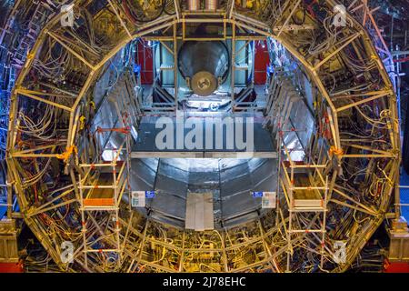 La maintenance et les mises à niveau sont en cours sur le détecteur ALICE du LHC. ALICE est l'abréviation de « A large Ion Collider Experiment ». Les scientifiques et les ingénieurs du CERN se préparent pour le prochain grand chapitre de l'histoire du plus grand laboratoire de recherche au monde. Des plans sont en cours pour construire un autre collisionneur de particules qui est quatre fois plus grand que le Grand collisionneur de hadrons existant. Banque D'Images