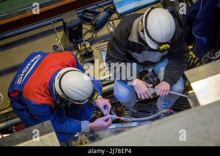 La maintenance et les mises à niveau sont en cours sur le détecteur ALICE du LHC. ALICE est l'abréviation de « A large Ion Collider Experiment ». Les scientifiques et les ingénieurs du CERN se préparent pour le prochain grand chapitre de l'histoire du plus grand laboratoire de recherche au monde. Des plans sont en cours pour construire un autre collisionneur de particules qui est quatre fois plus grand que le Grand collisionneur de hadrons existant. Banque D'Images