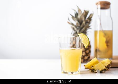 Boisson de Kombucha aux ananas fermentés - Tepache. Thé super-alimentaire probiotique maison avec jus. Boisson saine aromatisée. Copier l'espace Banque D'Images