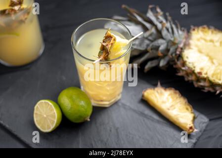 Boisson de Kombucha aux ananas fermentés - Tepache. Thé super-alimentaire probiotique maison avec jus. Boisson saine aromatisée. Copier l'espace Banque D'Images