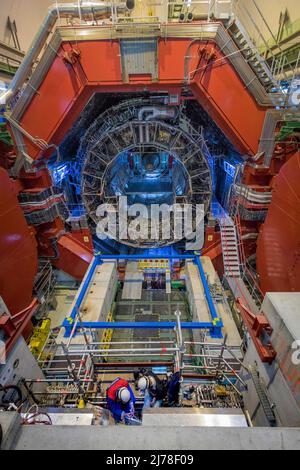 La maintenance et les mises à niveau sont en cours sur le détecteur ALICE du LHC. ALICE est l'abréviation de « A large Ion Collider Experiment ». Les scientifiques et les ingénieurs du CERN se préparent pour le prochain grand chapitre de l'histoire du plus grand laboratoire de recherche au monde. Des plans sont en cours pour construire un autre collisionneur de particules qui est quatre fois plus grand que le Grand collisionneur de hadrons existant. Banque D'Images