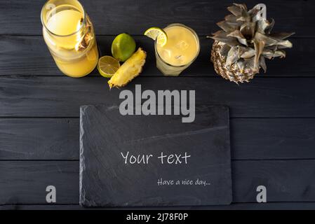 Planche à sous avec fruits. Fruit sur fond noir Banque D'Images