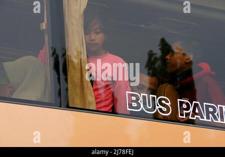 7 mai 2022, Jakarta, Jakarta, Indonésie : début de l'arrivée et du retour des résidents de la ville de Jakarta ou, ceux qui travaillent à Jakarta après avoir passé leurs vacances et fêtent Eid al-Fitr dans leur région d'origine avec leurs familles respectives. Le terminal Kali Deres de Jakarta, en tant que l'un des terminaux intermunicipaux de bus interprovinciaux, commence à être bondé avec ceux qui reviennent de leurs zones respectives. Après deux ans, ils n'ont pas pu célébrer Eid avec leur famille en raison de la pandémie COVID-19. (Image de crédit : © Denny Pohan/ZUMA Press Wire) Banque D'Images