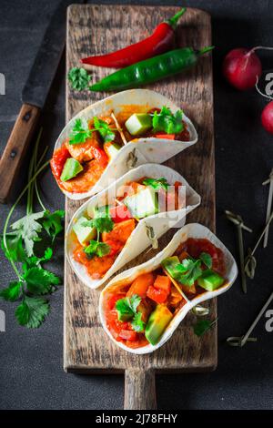 Tacos mexicains et épicés aux légumes frais et aux herbes. Tacos végétarien épicé avec légumes. Banque D'Images