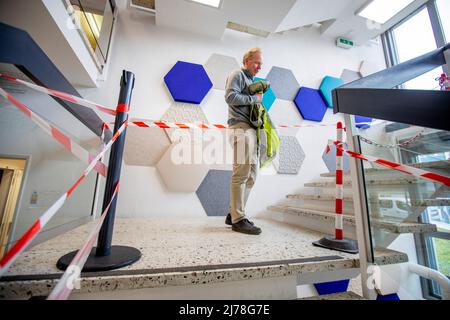 Norwegian Nils Høimyr travaille depuis des années dans le département INFORMATIQUE du CERN et connaît les tenants et aboutissants de l'énorme réseau de données nécessaire pour mener les expériences scientifiques et pour digérer toutes les données obtenues. Høimyr est très impliqué dans les projets informatiques de volontaires LHC@home. Les scientifiques et les ingénieurs du CERN se préparent pour le prochain grand chapitre de l'histoire du plus grand laboratoire de recherche au monde. Des plans sont en cours pour construire un autre collisionneur de particules qui est quatre fois plus grand que le Grand collisionneur de hadrons existant. Banque D'Images