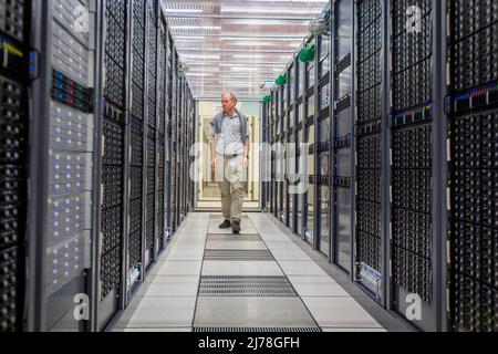 Norwegian Nils Høimyr travaille depuis des années dans le département INFORMATIQUE du CERN et connaît les tenants et aboutissants de l'énorme réseau de données nécessaire pour mener les expériences scientifiques et pour digérer toutes les données obtenues. Høimyr est très impliqué dans les projets informatiques de volontaires LHC@home. Les scientifiques et les ingénieurs du CERN se préparent pour le prochain grand chapitre de l'histoire du plus grand laboratoire de recherche au monde. Des plans sont en cours pour construire un autre collisionneur de particules qui est quatre fois plus grand que le Grand collisionneur de hadrons existant. Banque D'Images