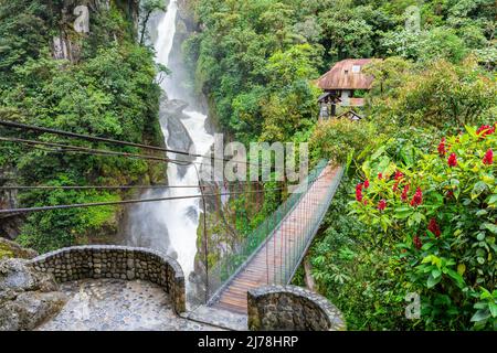 La cascade El Pailon del Diablo à Banos Santa Agua, en Équateur. Amérique du Sud. Banque D'Images