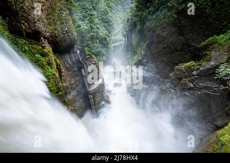 La cascade El Pailon del Diablo à Banos Santa Agua, en Équateur. Amérique du Sud. Banque D'Images