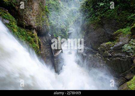 La cascade El Pailon del Diablo à Banos Santa Agua, en Équateur. Amérique du Sud. Banque D'Images