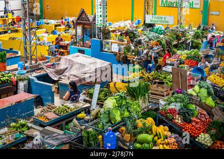 PUYO, ÉQUATEUR - 20 AVRIL 2022 : marché alimentaire traditionnel équatorien vendant des produits agricoles à Puyo, Équateur. Oriente. Amérique du Sud. Banque D'Images