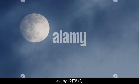 Photographie de la pleine lune dans le ciel clair. Banque D'Images
