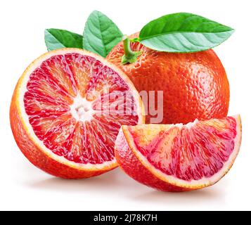 Orange rouge avec feuille verte et tranches d'orange sur fond blanc. Le fichier contient un chemin d'écrêtage. Banque D'Images