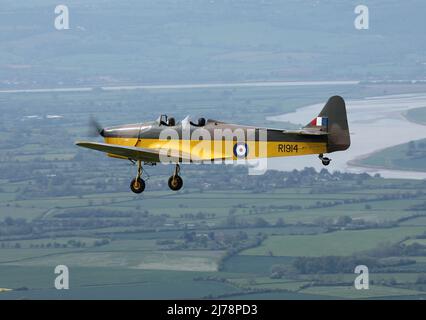 Air 2 Photographie aérienne du rare Miles Magister, également connu sous le nom de Miles Hawk Trainer, au-dessus de la campagne du Gloucestershire. 1 de seulement 5 en état de vol. Banque D'Images