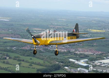 Air 2 Photographie aérienne du rare Miles Magister, également connu sous le nom de Miles Hawk Trainer, au-dessus de la campagne du Gloucestershire. 1 de seulement 5 en état de vol. Banque D'Images