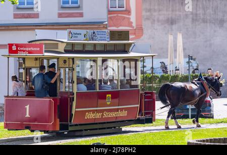 07 mai 2022, Saxe, Döbeln: Le tramway à cheval vous emmène dans le centre de Döbeln. Avec une puissance de 1 chevaux, les passagers voyagent sur la voie d'un kilomètre de long. À Döbeln, le tramway dessiné par des chevaux est bientôt en route jusqu'à l'église Nicolai. L'argent pour l'extension de la ligne provient des actifs de la RDA des parties et des organisations de masse. Photo: Matthias Rietschel/dpa/ZB Banque D'Images