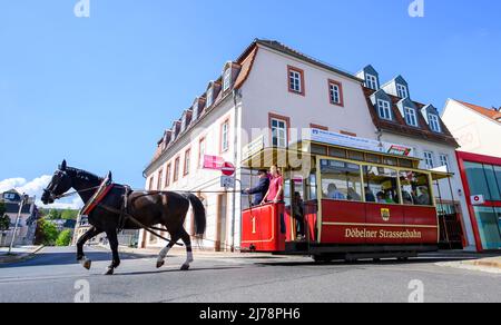 07 mai 2022, Saxe, Döbeln: Le tramway à cheval vous emmène dans le centre de Döbeln. Avec une puissance de 1 chevaux, les passagers voyagent sur la voie d'un kilomètre de long. À Döbeln, le tramway dessiné par des chevaux est bientôt en route jusqu'à l'église Nicolai. L'argent pour l'extension de la ligne provient des actifs de la RDA des parties et des organisations de masse. Photo: Matthias Rietschel/dpa/ZB Banque D'Images