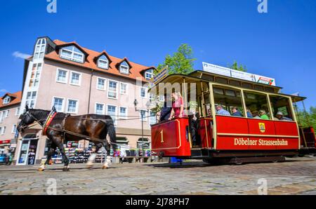 07 mai 2022, Saxe, Döbeln: Le tramway à cheval vous emmène dans le centre de Döbeln. Avec une puissance de 1 chevaux, les passagers voyagent sur la voie d'un kilomètre de long. À Döbeln, le tramway dessiné par des chevaux est bientôt en route jusqu'à l'église Nicolai. L'argent pour l'extension de la ligne provient des actifs de la RDA des parties et des organisations de masse. Photo: Matthias Rietschel/dpa Banque D'Images