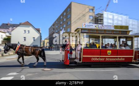 07 mai 2022, Saxe, Döbeln: Le tramway à cheval vous emmène dans le centre de Döbeln. Avec une puissance de 1 chevaux, les passagers voyagent sur la voie d'un kilomètre de long. À Döbeln, le tramway dessiné par des chevaux est bientôt en route jusqu'à l'église Nicolai. L'argent pour l'extension de la ligne provient des actifs de la RDA des parties et des organisations de masse. Photo: Matthias Rietschel/dpa/ZB Banque D'Images