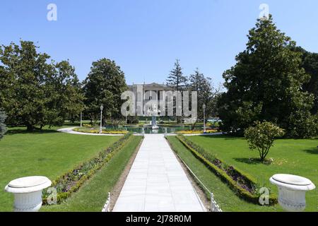 (220507) -- ISTANBUL, 7 mai 2022 (Xinhua) -- la photo prise le 6 mai 2022 montre le jardin du palais de Dolmabahce à Istanbul, Turquie. (Xinhua/Shadati) Banque D'Images