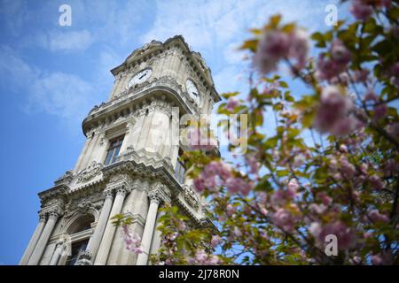 (220507) -- ISTANBUL, 7 mai 2022 (Xinhua) -- la photo prise le 6 mai 2022 montre un clocher à l'extérieur du palais de Dolmabahce à Istanbul, Turquie. (Xinhua/Shadati) Banque D'Images