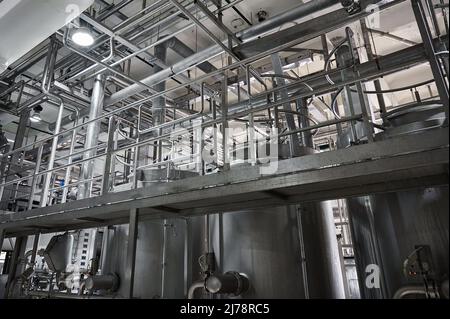 Terrain métallique près de grands réservoirs pour produits laitiers fermentés Banque D'Images