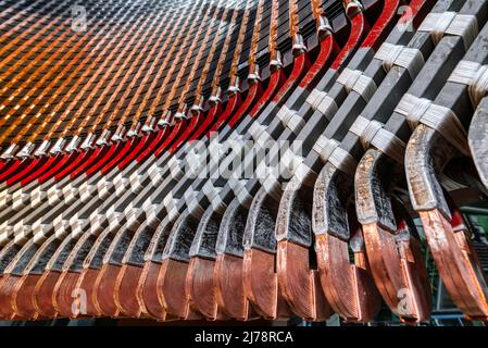 Groupe de détails métalliques colorés du moteur électrique à l'usine Banque D'Images