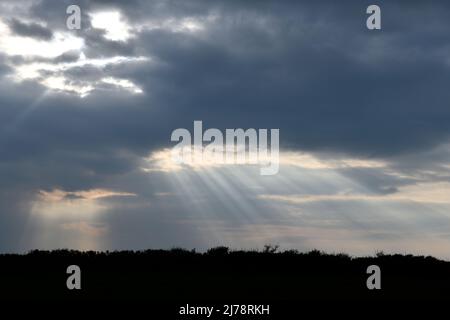 Les rayons du soleil au coucher du soleil sur Port Issac Cornwall Angleterre royaume-uni Banque D'Images