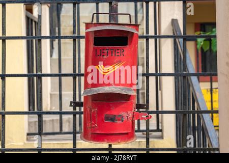 boîte postale indienne isolée suspendue à un poteau en fer au bureau de poste depuis l'angle avant Banque D'Images