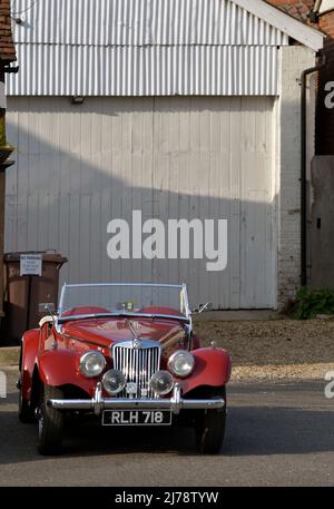 Voiture de sport vintage MG TF garée devant le panneau de signalisation no parking Banque D'Images