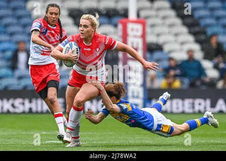 Amy Hardcastle de Saint Helens brise l'attaque de Courtney Winfield-Hill de Leeds Rhinos à , le 5/7/2022. (Photo de Craig Thomas/News Images/Sipa USA) Banque D'Images