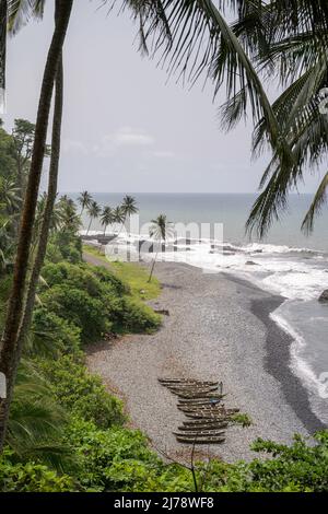 Bateaux de pêche sur une plage rocheuse. Banque D'Images