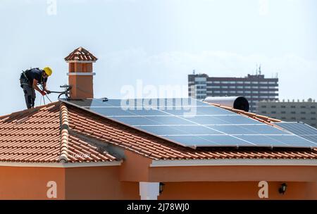 Panneaux solaires récemment installés sur une maison unifamiliale Banque D'Images