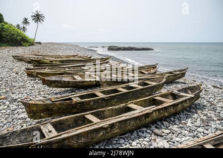 Bateaux de pêche sur une plage rocheuse. Banque D'Images