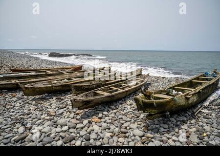 Bateaux de pêche sur une plage rocheuse. Banque D'Images