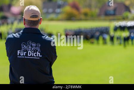 05 Mai 2022, Basse-Saxe, Deutsch Evern: 'Deutscher BundeswehrVerband' est écrit sur une veste d'homme. Photo: Philipp Schulze/dpa Banque D'Images