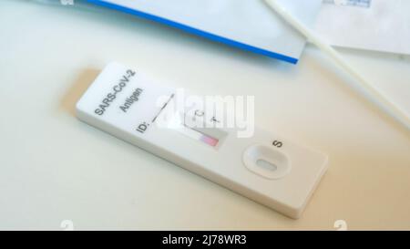 Kit de test rapide de l'atk du coronavirus pour l'auto-diagnostic Jsut utilisé, en attendant les résultats Banque D'Images