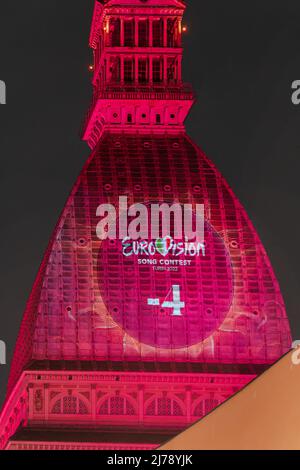 Le logo du Concours Eurovision de la chanson est projeté sur le Mole Antonelliana. L'édition 66th aura lieu à Turin. Turin, Italie - mai 2022 Banque D'Images