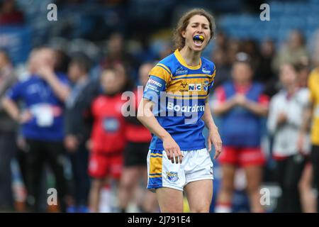 Courtney Winfield-Hill #7 de Leeds Rhinos donne des instructions pendant le match Banque D'Images