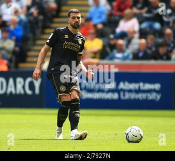 7th mai 2022 ; stade Swansea.com, Swansea, pays de Galles ; football de championnat, Swansea versus Queens Park Rangers; Yoann Barbet de Queens Park Rangers passe le ballon Banque D'Images