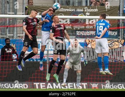 07 mai 2022, Bavière, Ingolstadt: Football: 2nd Bundesliga, FC Ingolstadt 04 - Hansa Rostock, Matchday 33, Audi Sportpark. Nikola Stevanovic d'Ingolstadt (l) et Stefan Kutschke (3rd de gauche) sont dans un duel d'entête avec Jonathan Meier de Rostock (2nd de gauche). Robin Meißner (r) de Rostock regarde le ballon. Photo: Stefan Puchner/dpa - NOTE IMPORTANTE: Conformément aux exigences de la DFL Deutsche Fußball Liga et de la DFB Deutscher Fußball-Bund, il est interdit d'utiliser ou d'avoir utilisé des photos prises dans le stade et/ou du match sous forme de séquences et/ou de phot de type vidéo Banque D'Images