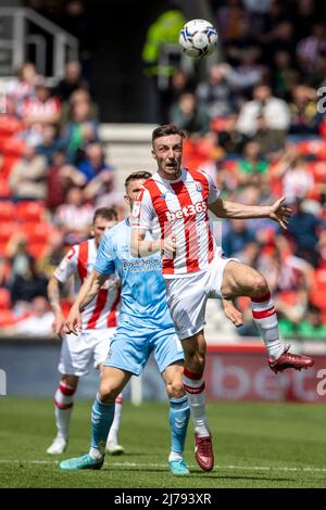 7th mai 2022 ; Bet365 Stadium, Stoke, Staffordshire, Angleterre ; Championnat de football, Stoke City contre Coventry City ; Morgan Fox de Stoke City dirige le ballon Banque D'Images