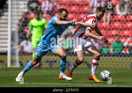 7th mai 2022 ; Bet365 Stadium, Stoke, Staffordshire, Angleterre ; Football de championnat, Stoke City contre Coventry City ; Nick Powell de Stoke City est défié Banque D'Images