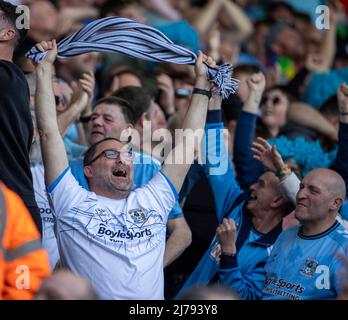 7th mai 2022 ; Bet365 Stadium, Stoke, Staffordshire, Angleterre ; Football de championnat, Stoke City contre Coventry City ; Un fan de Coventry célèbre un but précoce Banque D'Images