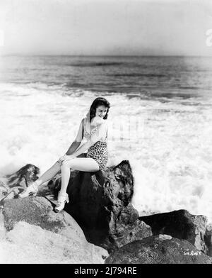 SUSAN HAYWARD 1938 posant en maillot de bain sur la publicité de la plage du Pacifique pour Warner Bros. Banque D'Images