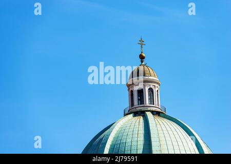 Dôme et lanterne de la cathédrale de Santa Maria Assunta, 1604-1825 dans le centre-ville de Brescia, style baroque, Duomo nuovo. Place Paolo VI. Lombardie, Italie. Banque D'Images